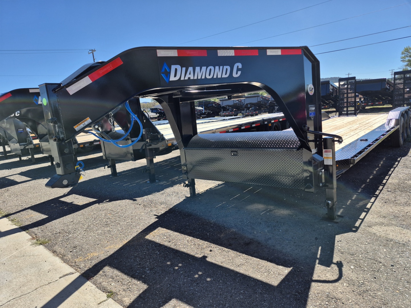 2025 Diamond C Gooseneck Tri Axle Equipment w/Drive over fenders/24,000 GVWR/102″x30′